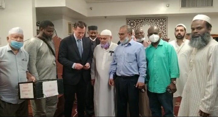 Tom Suozzi at a mosque in the Bronx (1)